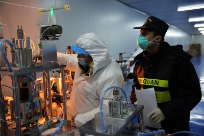 阿拉山口海關助力新疆首家綜保區(qū)內口罩生產企業(yè)順利投產，暢通貨物進出口通道